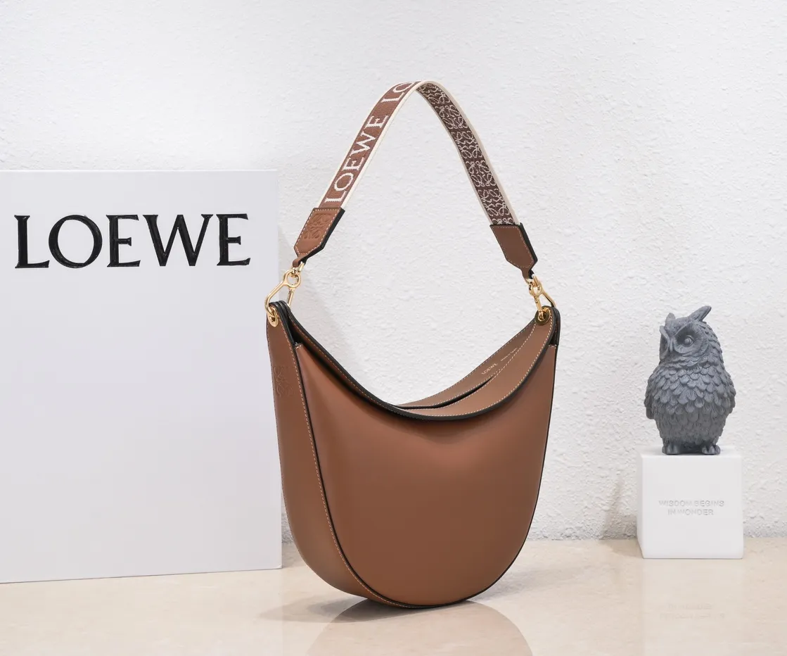 Walnut color, top quality original order. The smooth crescent shape of the L Luna series moon bag not only elongates the proportions of the whole person without getting stuck on the upper body, but also feels particularly comfortable. The wide shoulder strap design does not press the shoulder buckle opening, making it easier to open and close. The internal capacity is also large, and sunglasses and folding umbrellas can be easily arranged with sliding hanging loops hidden on both sides. Shoulder straps or hanging accessories can be attached, making it convenient for various occasions. It is a bag that shows off its temperament and is highly used in daily life! Luo Yiwei size: 29*27*8cm: model: 8891#